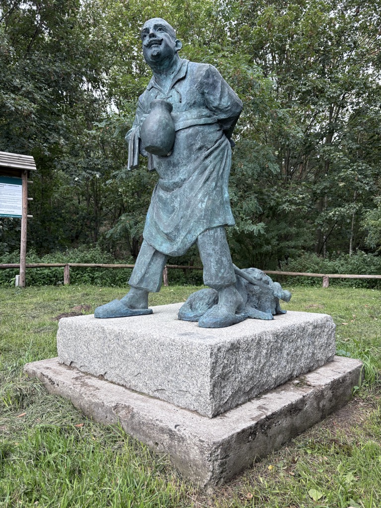 Pomnik Karczmarza z Waliszewa z widocznym psem i kamiennym cokołem