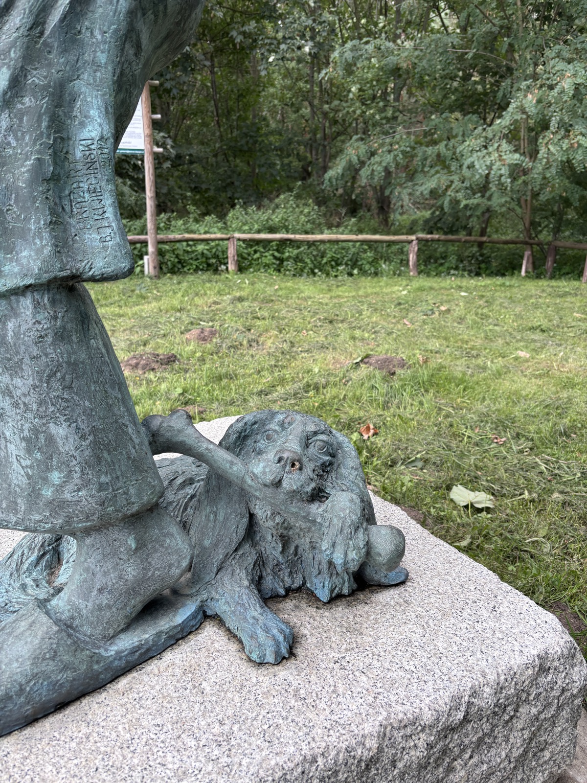 Detal pomnika Karczmarza z Waliszewa: pies u stóp postaci