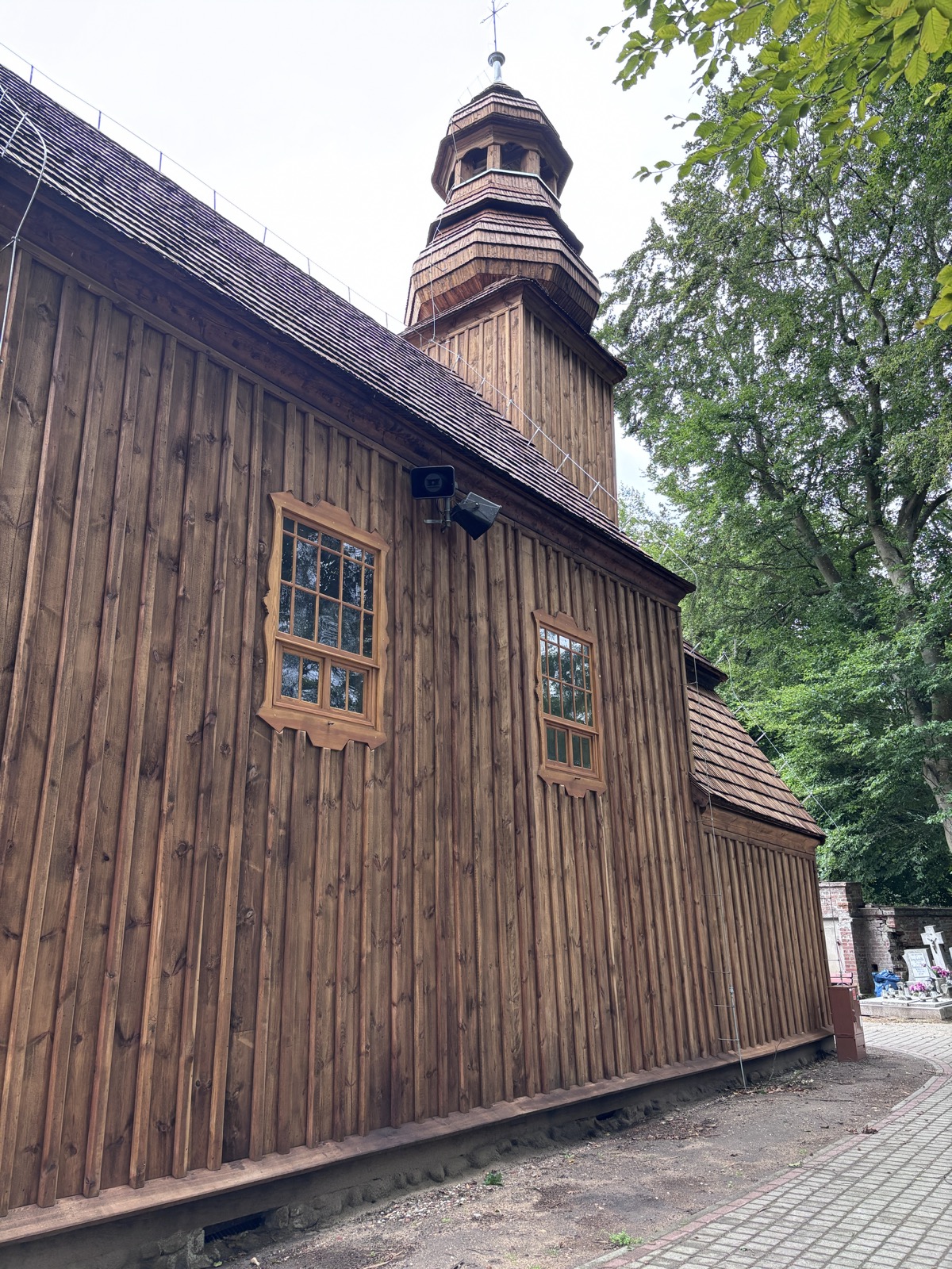 Boczna elewacja kaplicy św. Rozalii i cebulasty hełm wieży