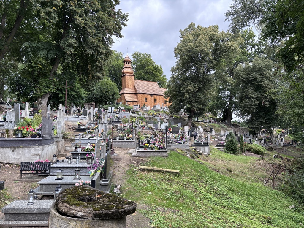 Kaplica św. Rozalii i cmentarz w Sławnie w otoczeniu starych drzew